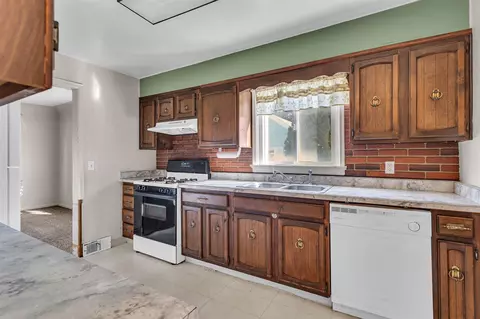Kitchen - 1207 W Morrell, Jackson, MI 49203 photo 1 of 4