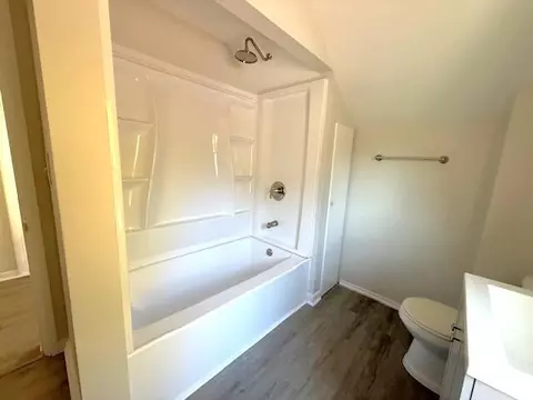 Bath - 827 Wells, Jackson, MI 49202 photo 1 of 2