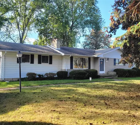 2479 N Long Lk, Fenton, MI 48430