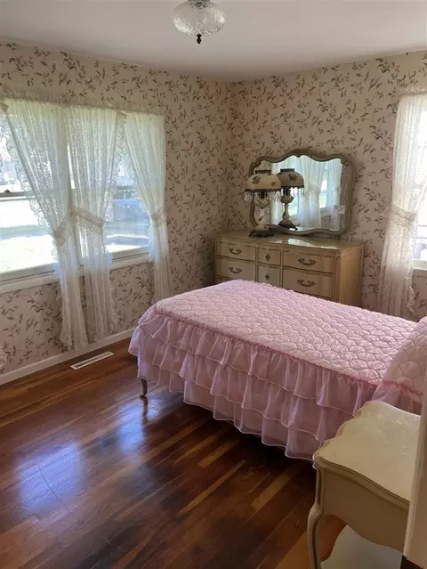 Bedroom - 558 N Mckenzie, Adrian, MI 49221 photo 2 of 2