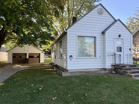 1025 Jordan Lk, Lake Odessa, MI 48849