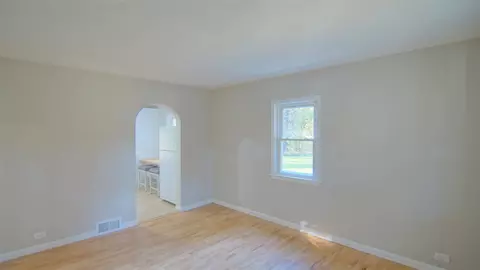 Living - 916 Chippewa, Buchanan, MI 49107 photo 4 of 5