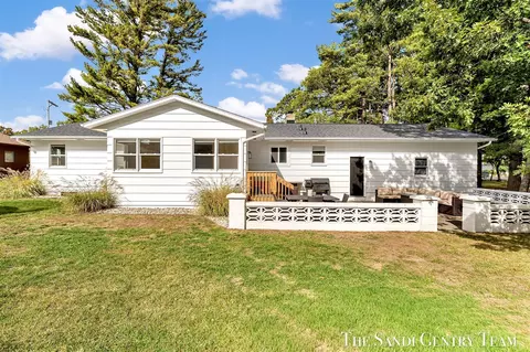 Exterior - 904 E Savidge, Spring Lake, MI 49456 photo 3 of 15