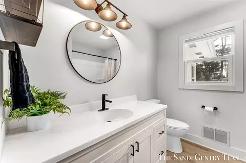 Bath - 904 E Savidge, Spring Lake, MI 49456 photo 1 of 4