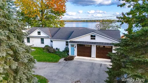 2749 Russell Dr, Wayland, MI 49348