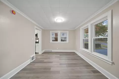 Living - 705 Gettysburg Ave, Jackson, MI 49203 photo 3 of 4