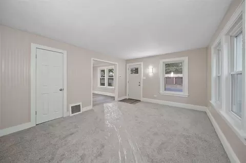 Living - 705 Gettysburg Ave, Jackson, MI 49203 photo 2 of 4