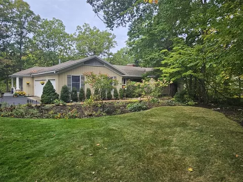 2335 Cascade Spgs, Grand Rapids, MI 49546