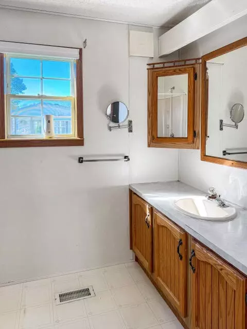 Bath - 316 Cadgewith, Lansing, MI 48906 photo 1 of 3