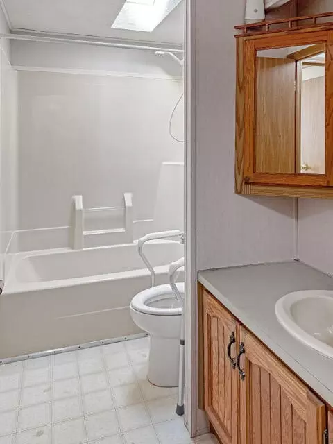 Bath - 316 Cadgewith, Lansing, MI 48906 photo 3 of 3