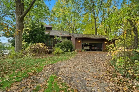 8890 Tipsico Lk, Holly, MI 48442