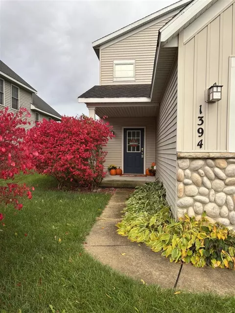 1394 Highland Hl, Lowell, MI 49331
