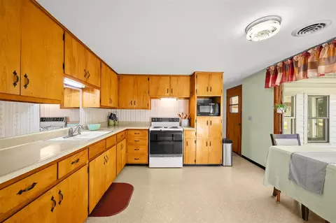 Kitchen - 210 Beeson, Niles, MI 49120 photo 2 of 5