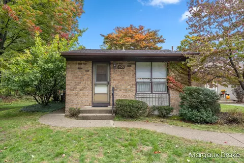 2521 Chatham Woods #36, Grand Rapids, MI 49546