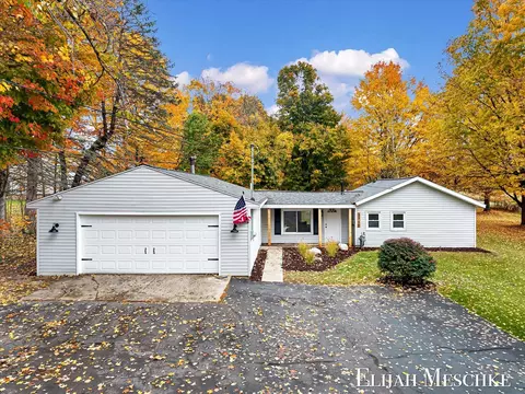 5760 Sunfish Lk, Rockford, MI 49341