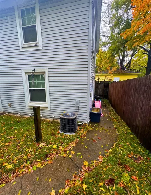 739 Egleston, Kalamazoo, MI 49001