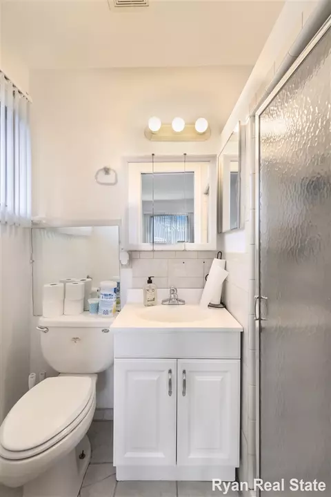 Bath - 1841 Springfield, Flint, MI 48503 photo 2 of 4