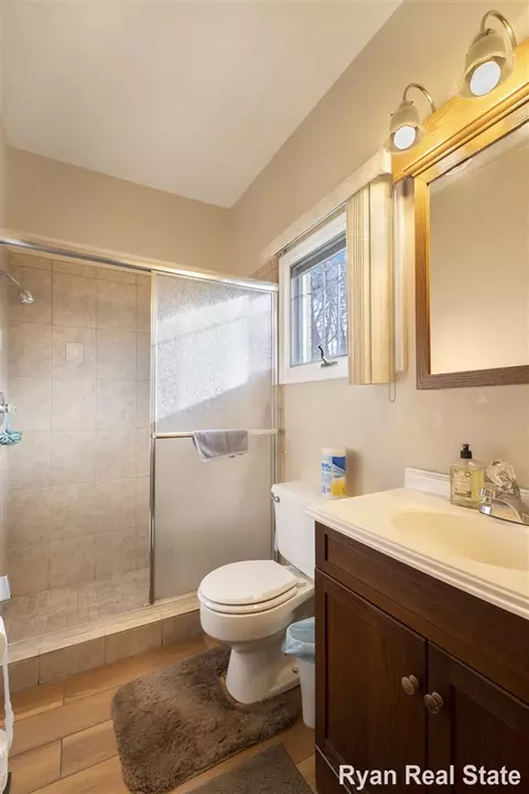 Bath - 1841 Springfield, Flint, MI 48503 photo 3 of 4