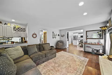 Living - 7142 Foxmoore, Jackson, MI 49201 photo 2 of 3