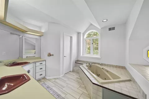 Bath - 7142 Foxmoore, Jackson, MI 49201 photo 2 of 6