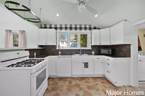 325 S Division, Lowell, MI 49331 photo 14