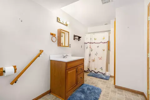 Bath - 13677 Unadilla, Gregory, MI 48137 photo 5 of 5