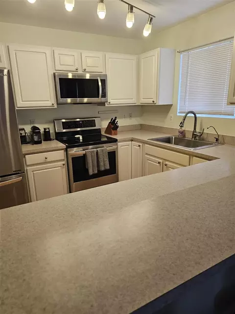 9073 Newport Way, Livonia, MI 48150