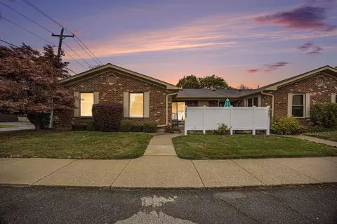 2863 Roundtree, Troy, MI 48083