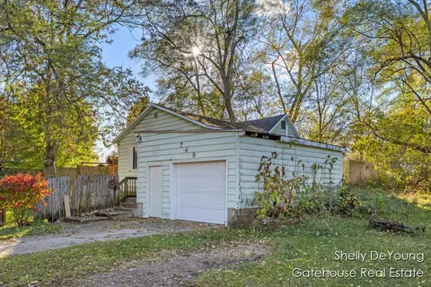 749 Moulton, Belding, MI 48809 photo 3