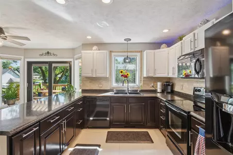 Kitchen - 727 Tanbark, Dimondale, MI 48821 photo 3 of 4