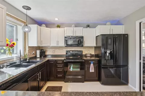 Kitchen - 727 Tanbark, Dimondale, MI 48821 photo 2 of 4