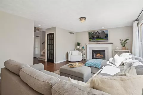 Living - 727 Tanbark, Dimondale, MI 48821 photo 2 of 4