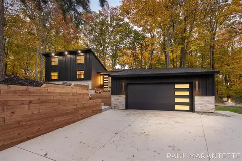 9421 Lakeview, West Olive, MI 49460