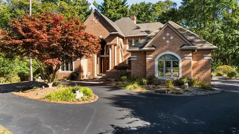 7203 River Rdg, Brighton, MI 48116