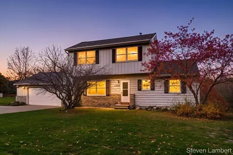 1306 W B, Plainwell, MI 49080