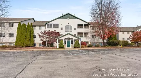 5821 Crosswinds Dr #21, Norton Shores, MI 49444