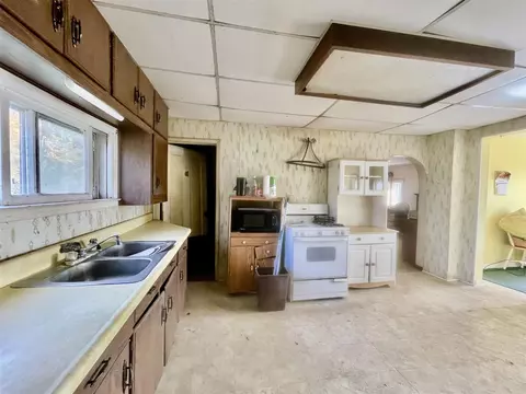 Kitchen - 1864 Chapel, Parma, MI 49269 photo 2 of 2
