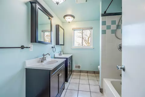 Bath - 533 Forestbrooke, Saline, MI 48176 photo 3 of 5