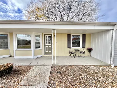 1002 Village Ln, Jenison, MI 49428