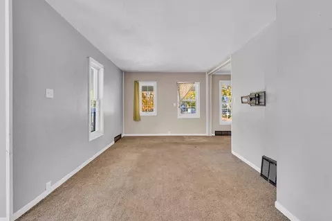 Living - 902 Fleming, Jackson, MI 49202 photo 4 of 8