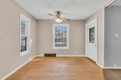 Living - 902 Fleming, Jackson, MI 49202 photo 2 of 8