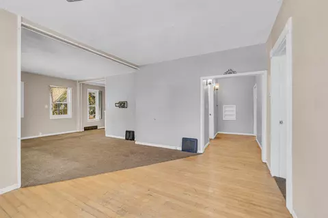 Living - 902 Fleming, Jackson, MI 49202 photo 3 of 8