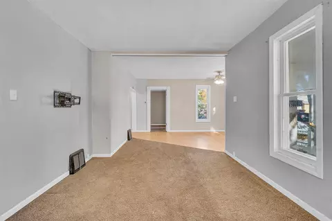 Living - 902 Fleming, Jackson, MI 49202 photo 5 of 8