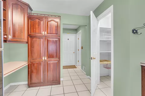 Entry Way - 1776 Glasgow, Jackson, MI 49201 photo 2 of 4