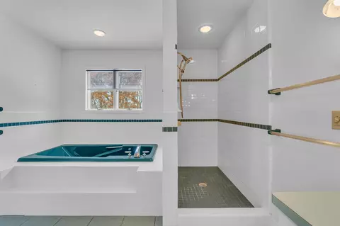 Bath - 1776 Glasgow, Jackson, MI 49201 photo 2 of 4