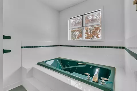 Bath - 1776 Glasgow, Jackson, MI 49201 photo 3 of 4