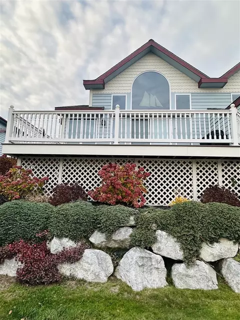 279 N Lakeshore, Manistee, MI 49660