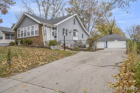 1710 Burlingame, Wyoming, MI 49509