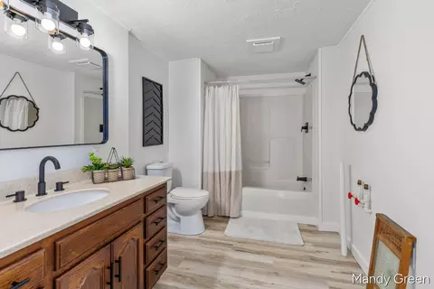 Bath - 1086 Kathleen Dr, Stanton, MI 48888 photo 1 of 1