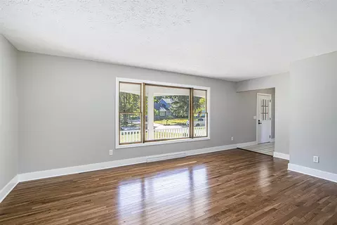 Living - 6427 Eagle Rdg, Kalamazoo, MI 49004 photo 7 of 8